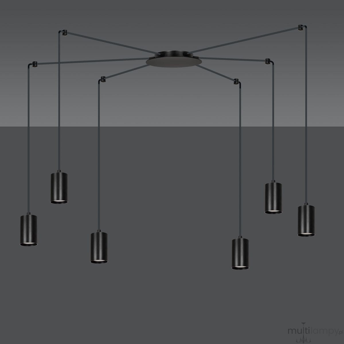 Lampa wisząca Traker 6-punktowa w kolorze czarnym, z sześcioma cylindrycznymi kloszami zawieszonymi na długich linkach. Montaż sufitowy, minimalistyczny design, idealna do nowoczesnych wnętrz. Kąt ujęcia frontalny, na jednolitym tle.