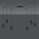 Lampa wisząca Traker 6-punktowa w kolorze czarnym, z sześcioma cylindrycznymi kloszami zawieszonymi na długich linkach. Montaż sufitowy, minimalistyczny design, idealna do nowoczesnych wnętrz. Kąt ujęcia frontalny, na jednolitym tle.