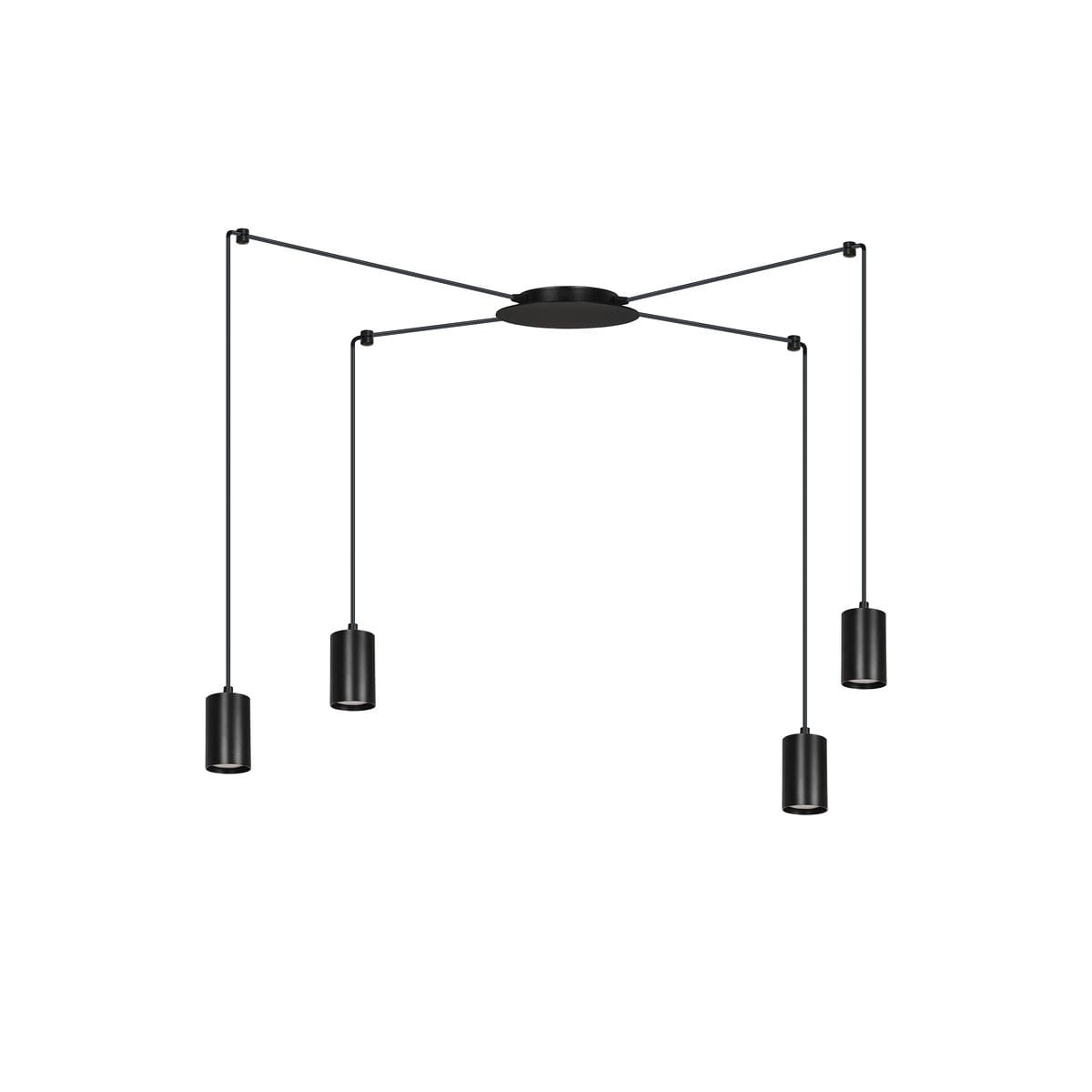Czarna lampa wisząca 4-punktowa Traker 524/4 z czterema cylindrycznymi kloszami zawieszonymi na cienkich linkach. Produkty ułożone w równoległej pozycji, z centralnym okrągłym mocowaniem. Tło białe, co podkreśla minimalistyczny styl.