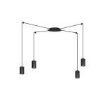 Czarna lampa wisząca 4-punktowa Traker 524/4 z czterema cylindrycznymi kloszami zawieszonymi na cienkich linkach. Produkty ułożone w równoległej pozycji, z centralnym okrągłym mocowaniem. Tło białe, co podkreśla minimalistyczny styl.