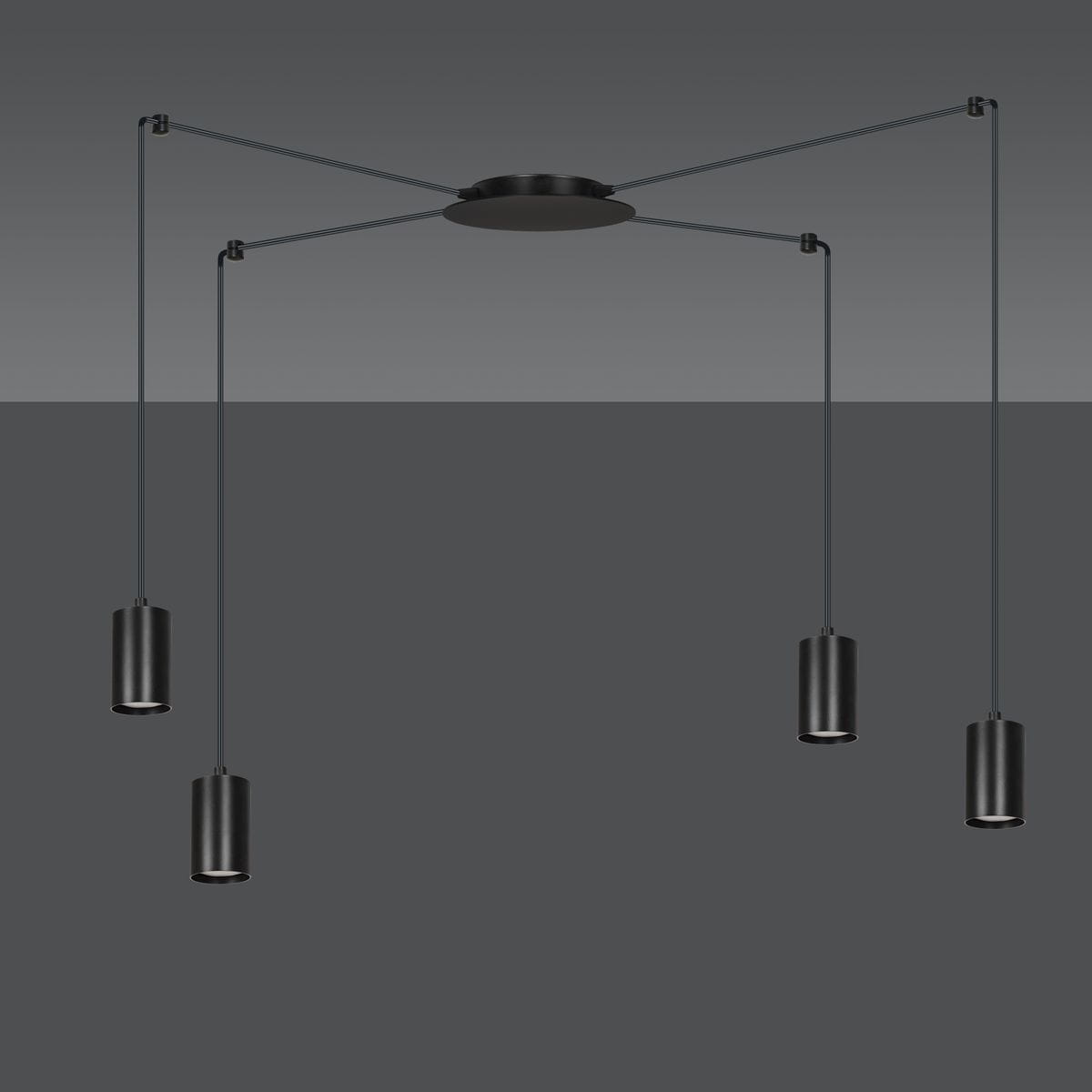 Lampa wisząca Traker 4-punktowa w kolorze czarnym, z czterema cylindrycznymi kloszami zawieszonymi na cienkich linkach. Ujęcie frontalne, produkt zamontowany na okrągłej podstawie sufitowej. Tło w odcieniach szarości.