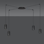 Lampa wisząca Traker 4-punktowa w kolorze czarnym, z czterema cylindrycznymi kloszami zawieszonymi na cienkich linkach. Ujęcie frontalne, produkt zamontowany na okrągłej podstawie sufitowej. Tło w odcieniach szarości.