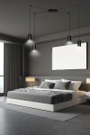 Lampa wisząca Traker 4-punktowa w kolorze czarnym, z czterema cylindrycznymi kloszami, zawieszona na cienkich linkach. Ujęcie z dołu, pokazujące eleganckie wnętrze sypialni z łóżkiem i obrazem na ścianie.