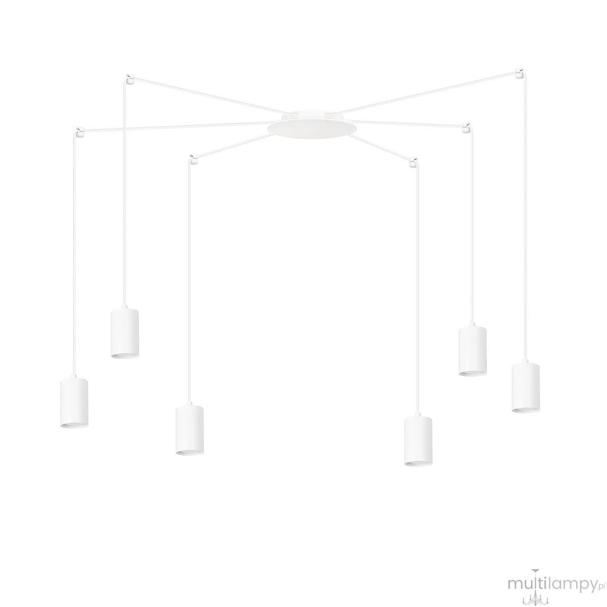 Lampa wisząca Traker 6-punktowa w kolorze białym, z sześcioma cylindrycznymi oprawami na kablach. Produkt zamontowany na okrągłej podstawie, w układzie symetrycznym, idealny do nowoczesnych wnętrz. Tło proste, białe.