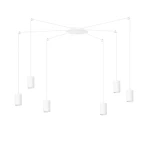 Lampa wisząca Traker 6-punktowa w kolorze białym, z sześcioma cylindrycznymi oprawami na kablach. Produkt zamontowany na okrągłej podstawie, w układzie symetrycznym, idealny do nowoczesnych wnętrz. Tło proste, białe.