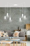 Lampa wisząca Traker 6-punktowa w kolorze białym, z sześcioma cylindrycznymi kloszami zawieszonymi na cienkich linkach. Produkt zamontowany na okrągłej podstawie, w aranżacji nowoczesnego salonu z szaro-beżowym tłem.