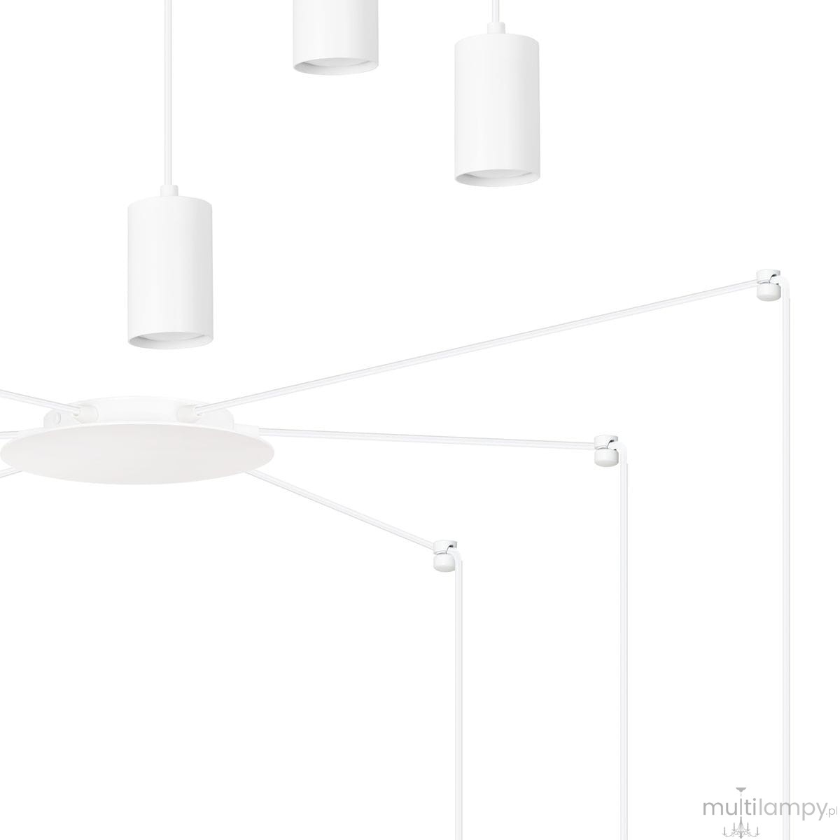Biała lampa wisząca Traker 6-punktowa z okrągłą podstawą i sześcioma cylindrycznymi kloszami. Produkt zawieszony na białych przewodach, widoczny z góry. Prosty, nowoczesny design, idealny do różnych aranżacji wnętrz.