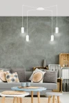 Lampa wisząca 4-punktowa Traker w kolorze białym, z czterema cylindrycznymi kloszami, zawieszona na cienkich linkach. Ujęcie z dołu, w kontekście nowoczesnego wnętrza z szarymi ścianami, kanapą i stolikami.