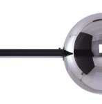 Czarna lampa wisząca Sandra LED z pojedynczym punktem świetlnym. Okrągła, metaliczna czasza w połysku, zawieszona na prostym, czarnym ramieniu. Ujęcie z boku, ukazujące detal montażu i nowoczesny design.