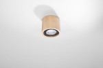Lampa sufitowa 1-punktowa z drewna w kształcie cylindrycznym. W kolorze jasnego drewna, z widoczną lampą wewnętrzną. Ujęcie frontalne, zamontowana na białym suficie, podkreślająca minimalistyczny styl.