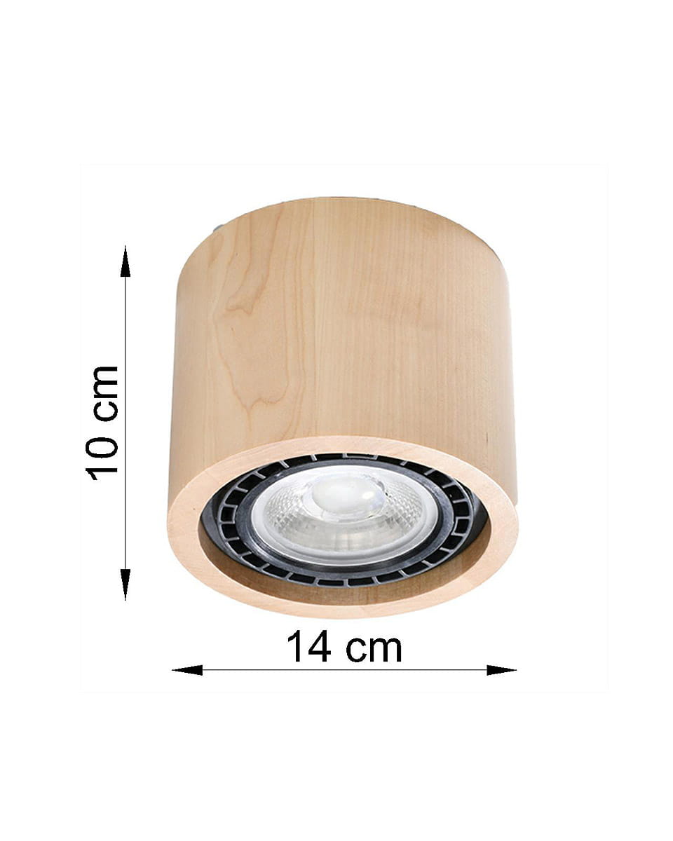 Lampa sufitowa 1-punktowa z drewna w naturalnym kolorze, okrągła, o średnicy 14 cm i wysokości 10 cm. Widoczna oprawa na żarówkę w centralnej części. Ujęcie frontalne, pod kątem, na białym tle.