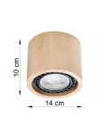 Lampa sufitowa 1-punktowa z drewna w naturalnym kolorze, okrągła, o średnicy 14 cm i wysokości 10 cm. Widoczna oprawa na żarówkę w centralnej części. Ujęcie frontalne, pod kątem, na białym tle.