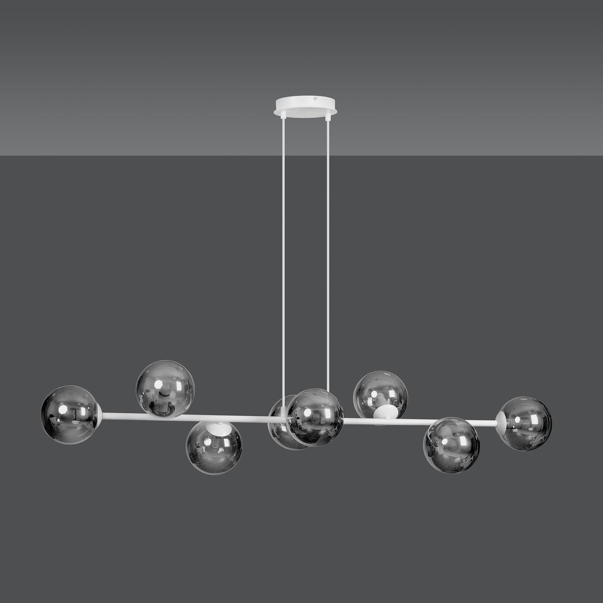Lampa wisząca Rossi 8-punktowa w kolorze białym i grafitowym. Posiada prostą, metalową konstrukcję z ośmioma szklanymi kulami w odcieniach szarości, zawieszona na dwóch białych linkach. Montaż sufitowy, minimalistyczny design.