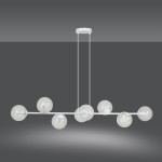 Lampa wisząca Rossi 8-punktowa w kolorze białym i transparentnym. Konstrukcja z białą rurką, z ośmioma szklanymi kulami umieszczonymi na poziomej listwie. Zawieszona na dwóch białych linkach. Tło ciemnoszare, minimalna aranżacja.