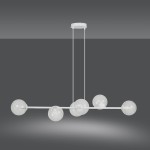 Lampa wisząca Rossi 6-punktowa w kolorze białym z transparentnymi kloszami. Produkt zawieszony na dwóch cienkich linkach, z pięcioma okrągłymi kloszami rozmieszczonymi na poziomej rurce. Prosta, nowoczesna konstrukcja.