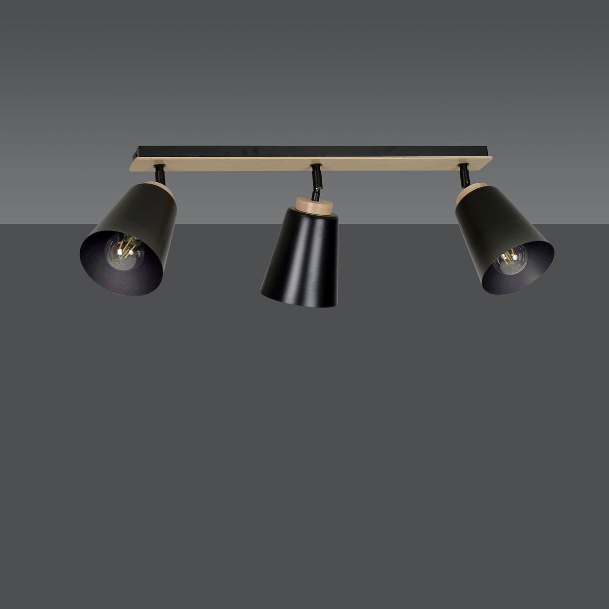 Lampa sufitowa 3-punktowa Atlas w kolorze czarnym z drewnianymi detalami. Posiada trzy ruchome klosze w kształcie stożków, zamontowane na prostokątnej podstawie. Ujęcie frontalne, na szarym tle.