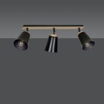 Lampa sufitowa 3-punktowa Atlas w kolorze czarnym z drewnianymi detalami. Posiada trzy ruchome klosze w kształcie stożków, zamontowane na prostokątnej podstawie. Ujęcie frontalne, na szarym tle.