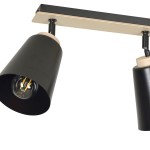Czarna lampa sufitowa Atlas, 2-punktowa, z metalowymi kloszami w kształcie stożków i drewnianymi detalami. Ujęcie z boku, pokazujące dwa klosze zamontowane na prostokątnej podstawie. W widoku żarówki w każdym kloszu.