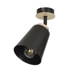 Czarna lampa sufitowa (spot) Atlas 725/1 z metalowym kloszem w kształcie stożka, zawieszona na drewnianym elemencie. Widoczna żarówka w środku. Produkt montowany sufitowo, ukazany z boku, co podkreśla jego prosty, nowoczesny design.