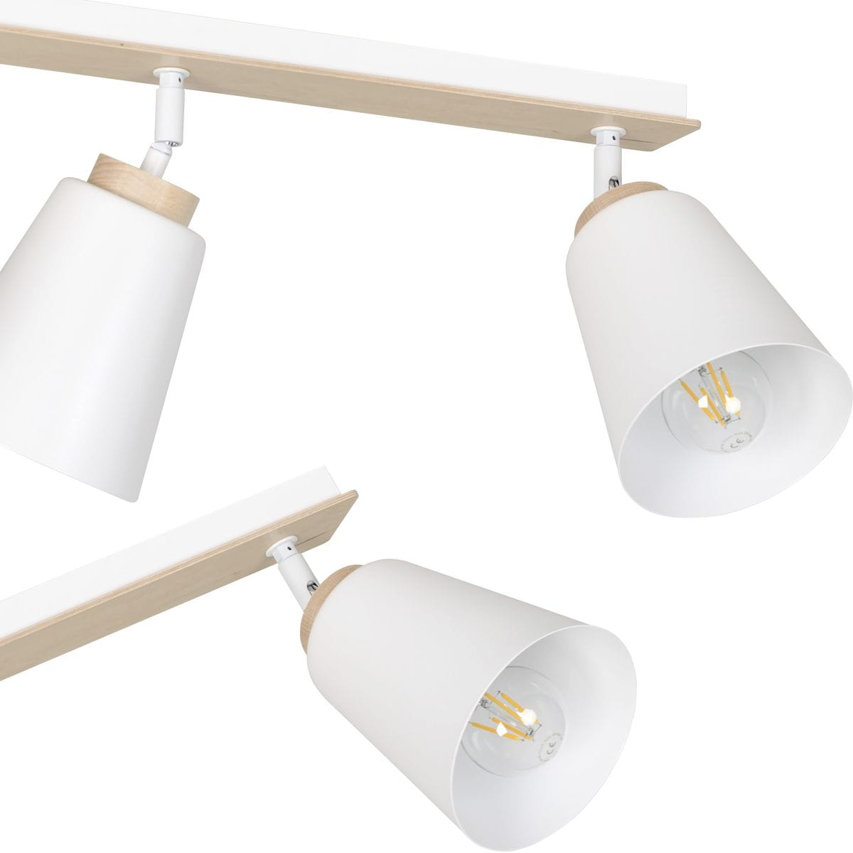 Biała lampa sufitowa Atlas 3-punktowa, z metalowymi kloszami o lekko zaokrąglonym kształcie, zawieszona na drewnianej listwie. Widoczne żarówki w kształcie kulistym, zamontowane na ruchomych ramionach. Ujęcie z góry i z boku.