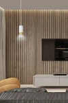 Lampa wisząca Fumiko 1-punktowa w białym kolorze z złotym wykończeniem, zawieszona na cienkim kablu, umiejscowiona nad nowoczesnym meblem w salonie o drewnianej ścianie. Otoczenie z szarym tłem, podkreślające elegancki design lampy.