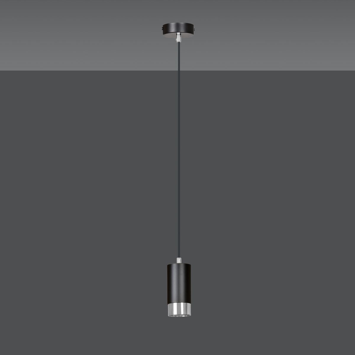 Lampa wisząca Fumiko w kolorze czarnym z chromowanym akcentem, zawieszona na cienkim przewodzie. Ma cylindryczny kształt z metalowym wykończeniem u dołu. Stoi w prostym, jednolitym tle.
