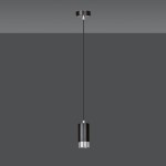Lampa wisząca Fumiko w kolorze czarnym z chromowanym akcentem, zawieszona na cienkim przewodzie. Ma cylindryczny kształt z metalowym wykończeniem u dołu. Stoi w prostym, jednolitym tle.