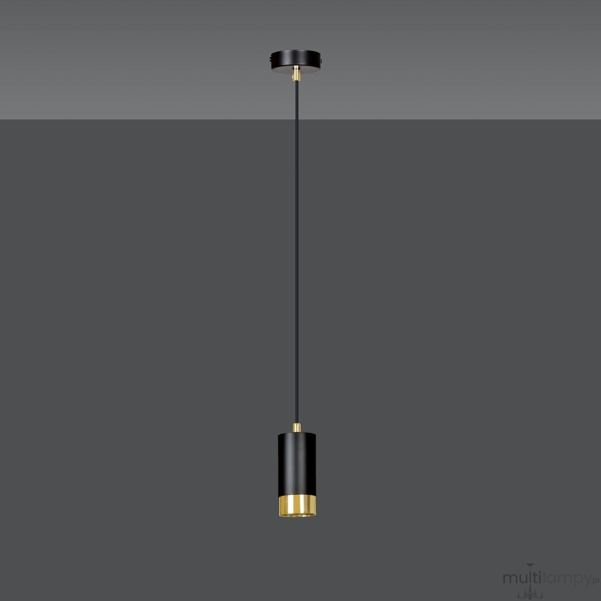 Lampa wisząca Fumiko 1-punktowa, w kolorze czarnym z złotym detalem. Cylindryczny klosz zawieszony na cienkim, czarnym przewodzie. Prosta, nowoczesna forma, zamocowana do sufitowej podstawy. Idealna do minimalistycznych wnętrz.