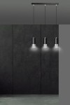Lampa wisząca Fumiko 3-punktowa w kolorze czarnym z chromowanymi detalami. Posiada trzy cylindryczne klosze zawieszone na cienkich linkach. Ujęcie frontalne, produkt zamontowany na prostokątnej podstawie. Tło w odcieniach szarości.
