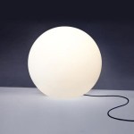 Lampa ogrodowa Cumulus M o okrągłym kształcie, wykonana z białego materiału. Widoczny kabel zasilający. Ujęcie frontalne na prostym tle, podkreślające minimalistyczny design. Przeznaczona do użytku na zewnątrz.