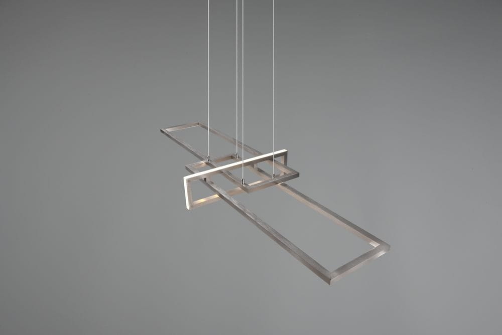 Lampa wisząca Salinas LED w kolorze niklowym, posiadająca trzy prostokątne ramy o minimalistycznym designie. Ujęcie z boku, zawieszona na cienkich linkach, na szarym tle. Idealna do nowoczesnych wnętrz.