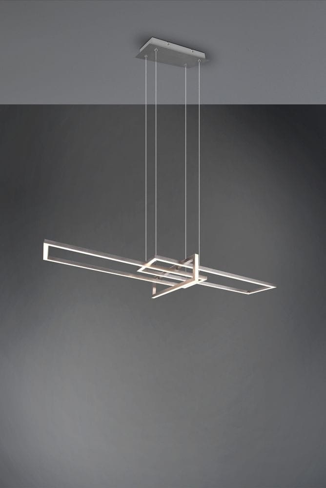 Lampa wisząca Salinas LED w kolorze niklu, z trzema punktami świetlnymi. Posiada nowoczesny, geometryczny kształt z prostokątnymi ramami. Zawieszona na cienkich linkach, montowana do sufitu. Tło w odcieniach szarości.