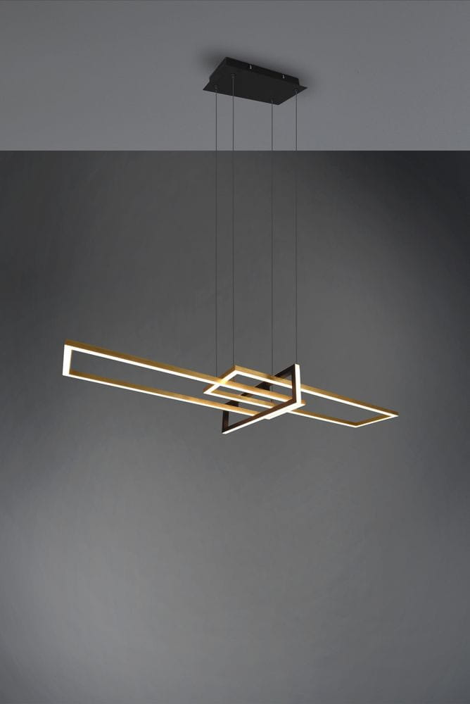 LED lampa wisząca Salinas w kolorze mosiądzu i czerni, z trzema punktami świetlnymi. Kształt geometryczny złożony z prostokątów, zawieszona na cienkich linkach. Montaż sufitowy, w tle ciemnoszare.