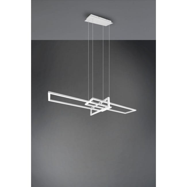 Lampa wisząca Salinas LED 4000K, biała, z trzema punktami świetlnymi. Posiada nowoczesny, geometryczny kształt z prostokątnymi i kwadratowymi elementami. Zawieszona na cienkich linkach, montowana do sufitu, na tle ciemnej ściany.