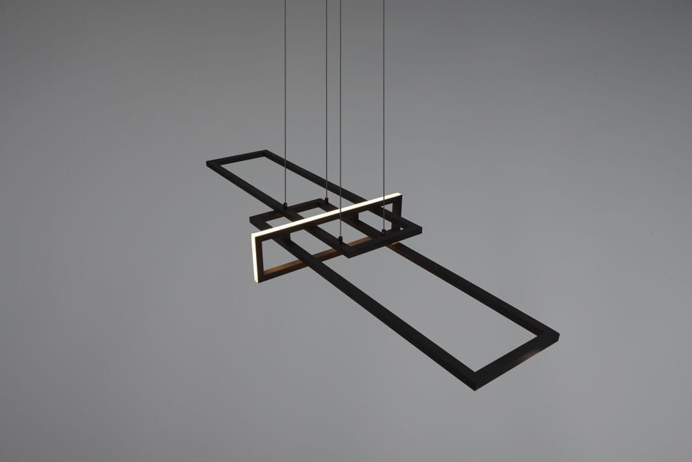 Czarna lampa wisząca Salinas LED o trzech punktach świetlnych, składająca się z geometrycznych ram w kształcie prostokątów. Zawieszona na cienkich linkach, z wbudowanym podświetleniem, prezentuje nowoczesny design. Idealna do minimalistycznych wnętrz.