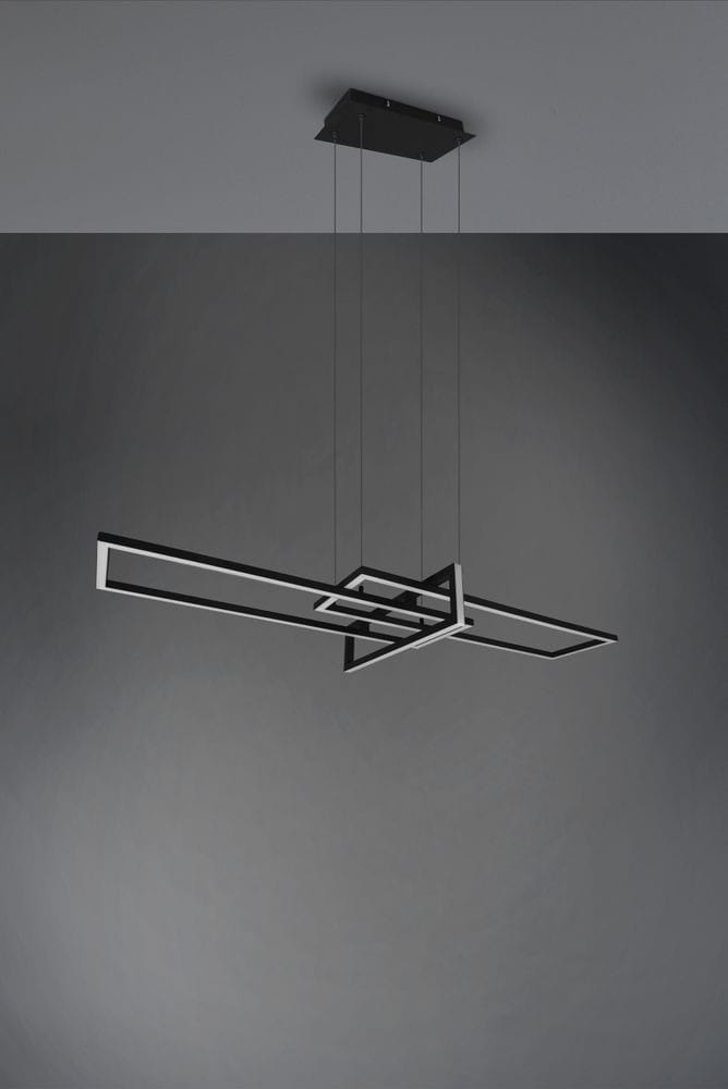 Czarna lampa wisząca Salinas LED, 3-punktowa, z metalowymi ramkami w geometrycznym kształcie. Zawieszenie na cienkich linkach, montowana do sufitu. Tło w odcieniach szarości, podkreślające nowoczesny design lampy.
