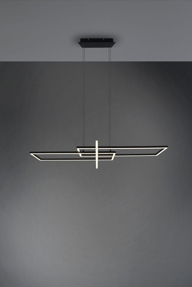 Czarna lampa wisząca Salinas LED 3-punktowa, z minimalistycznym, geometrycznym designem. Składa się z trzech prostokątnych ram w różnych rozmiarach, zawieszonych na cienkich linkach. Montowana na prostokątnej podstawie sufitowej.