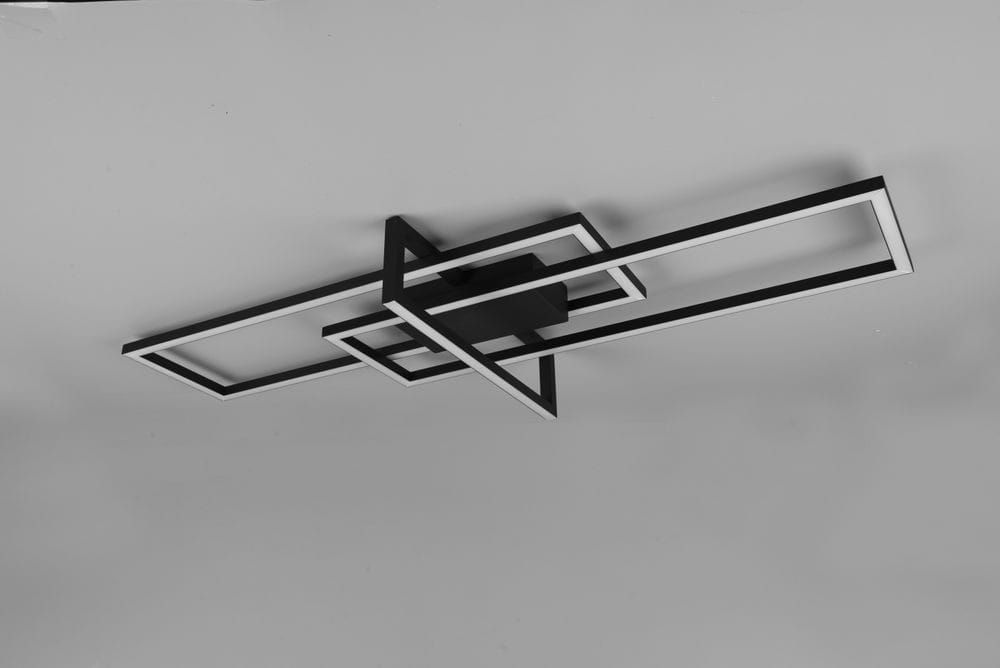 Czarna lampa sufitowa LED 3-punktowa Salinas o nowoczesnym, geometrycznym kształcie. Ujęcie z góry, ukazujące trzy prostokątne ramy w kontrastujących kolorach. Lampa zamontowana na suficie, z widocznym mocowaniem.