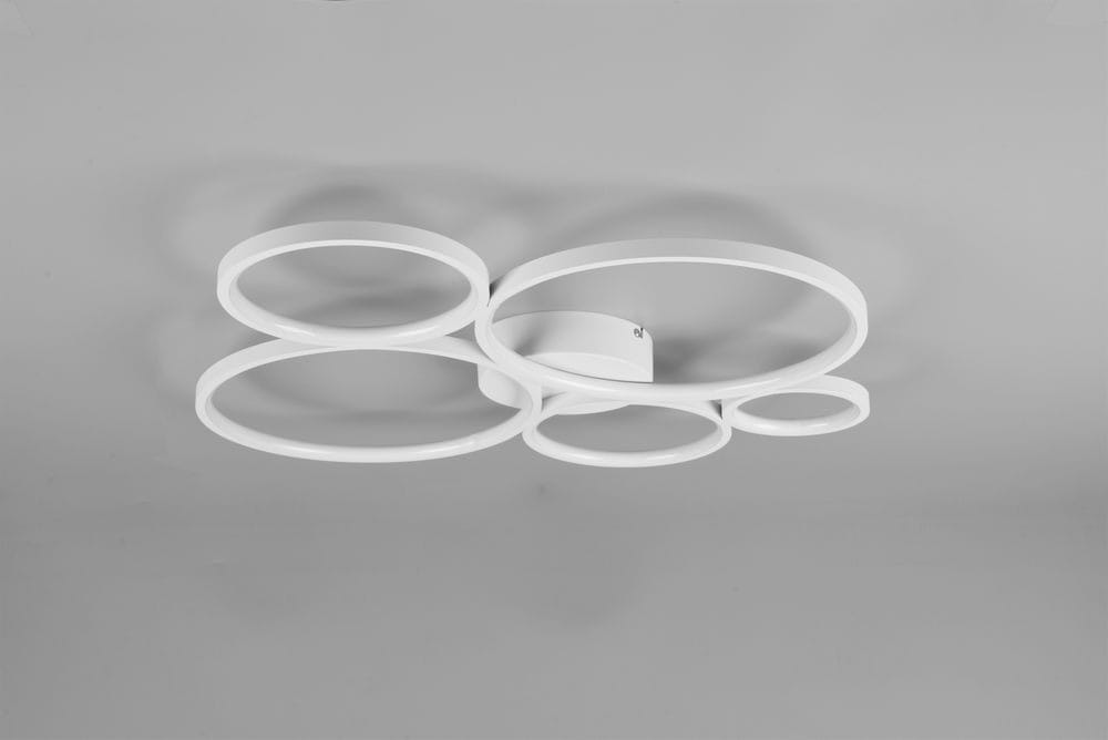 Biała lampa sufitowa Rondo LED, pięciopunktowa, złożona z czterech okrągłych pierścieni o różnych średnicach, zamontowana na prostokątnej podstawie. Lampa umieszczona na jednolitym tle, z góry, ukazująca nowoczesny design.