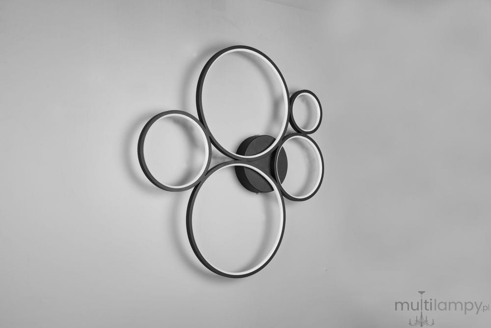 Czarna lampa sufitowa Rondo LED z pięcioma okrągłymi elementami o różnych średnicach, montowana na ścianie. Okręgi mają matową powierzchnię, a ich krawędzie są podświetlane, co tworzy nowoczesny efekt świetlny.