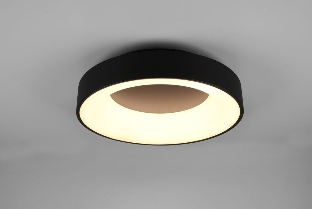 Plafon LED Girona 3000K, jednopunktowy, w kolorze czarnym. Okrągła, matowa obudowa z białym, rozproszonym światłem. Ujęcie z góry, produkt zamontowany na suficie, na jednolitym tle.