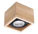 Lampa sufitowa Quatro 1-punktowa, wykonana z drewna, w kształcie kwadratu. Widoczna lampa halogenowa w czarnym uchwycie, umieszczona w centralnej części. Ujęcie z dołu, pokazujące gładką, naturalną fakturę drewna oraz nowoczesny design.