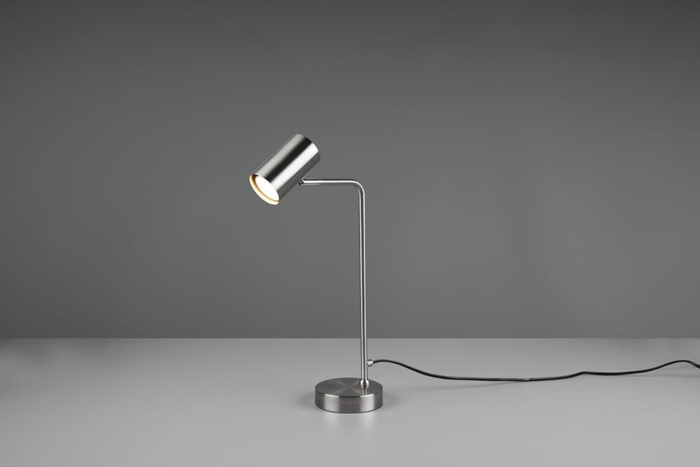 Lampa stołowa Marley w kolorze niklu, z jednopunktowym źródłem światła. Charakteryzuje się prostym, metalowym ramieniem i okrągłą podstawą. Ujęcie z boku, na jednolitym tle, z widocznym kablem zasilającym.