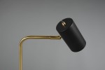Lampa stołowa Marley w kolorze mosiądzu i czerni, z cylindrycznym kloszem ustawionym na giętym ramieniu. Klosz jest matowy z metalowym wykończeniem, a konstrukcja ma prosty, nowoczesny design. Ujęcie z boku, pokazujące detal i ruchome ramie.