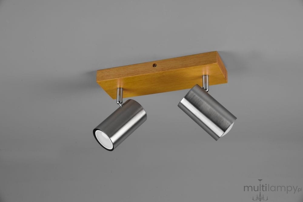 Lampa sufitowa Marley, 2-punktowa, z drewnianą podstawą w kolorze jasnego brązu oraz dwoma metalowymi reflektorami w wykończeniu niklowym. Reflektory są cylindryczne, zamontowane na ruchomych ramionach, umożliwiających regulację kierunku światła.
