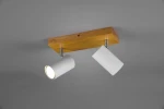 Lampa sufitowa Marley 2-punktowa z drewna i białymi kloszami. Kąt ujęcia z dołu, pokazujący dwa regulowane reflektory zamocowane na drewnianej podstawie. Tło szare, podkreślające prosty, nowoczesny design.