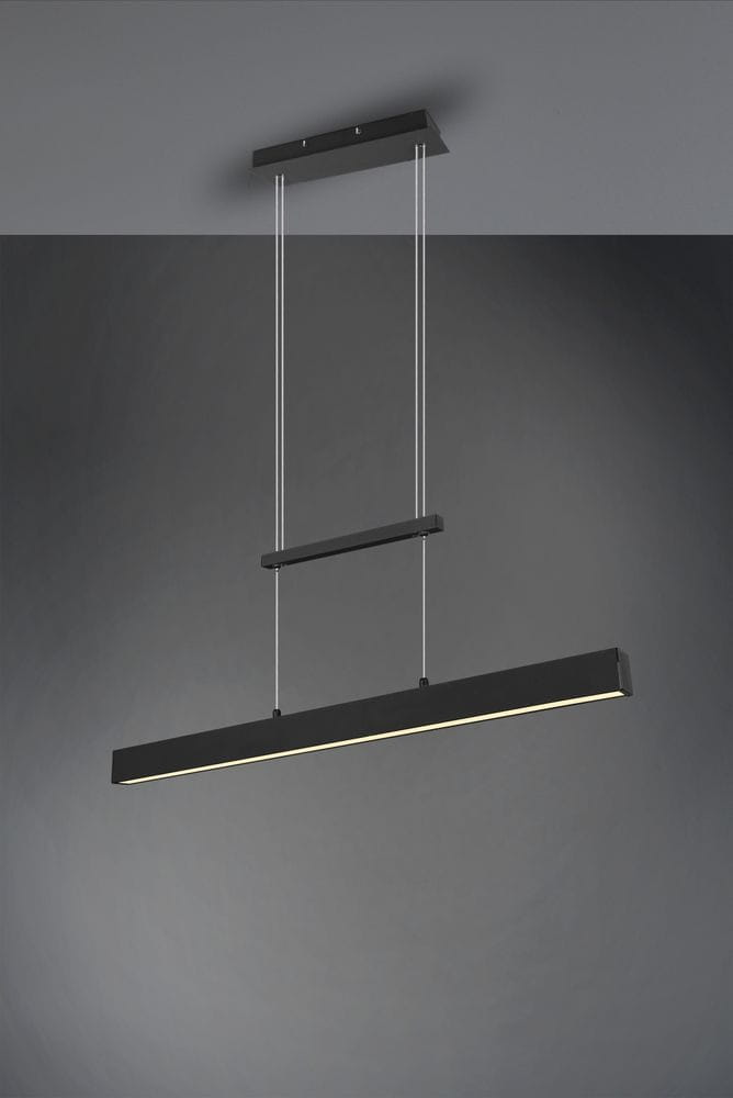 Czarna lampa wisząca Paros LED z trzema punktami świetlnymi, z prostokątnym kloszem i metalowym mocowaniem. Ujęcie z boku, zawieszona na cienkich linkach. Minimalistyczny design, idealna do nowoczesnych wnętrz. Tło w odcieniach szarości.
