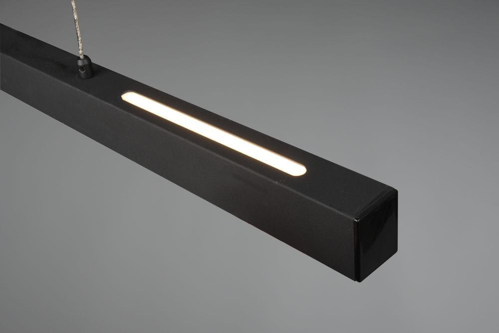Czarna lampa wisząca Paros LED 3-punktowa o prostokątnym kształcie. Ujęcie z boku pokazuje centralny panel świetlny. Lampa zawieszona na cienkim przewodzie, idealna do nowoczesnych wnętrz. Matowa powierzchnia i minimalistyczny design.