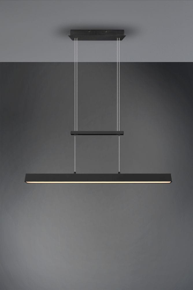 Czarna lampa wisząca Paros LED z trzema punktami świetlnymi, z prostokątnym kloszem oraz metalowym zawieszeniem. Zawieszona na cienkich linkach, prezentuje minimalistyczny design na szarym tle. Idealna do nowoczesnych wnętrz.