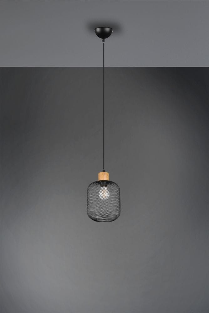 Lampa wisząca Calimero 1-punktowa, czarna metalowa klosz w kształcie sześcianu z naturalnym drewnianym wykończeniem u góry, zawieszona na cienkim przewodzie. Tło w odcieniach szarości, lampa w centralnej pozycji.